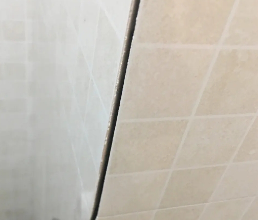 双阳瓷砖空鼓维修公司分享阳台瓷砖脱落的修复过程可以分为以下几个步骤