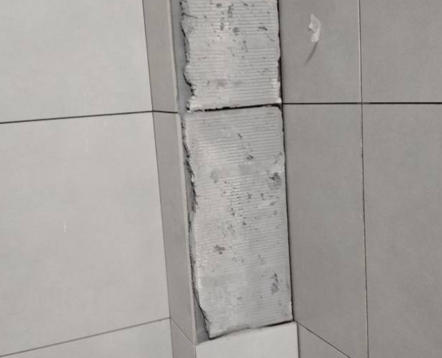 双阳瓷砖空鼓维修公司分享下瓷砖施工前基层浇水润湿程度不足，可能导致以下问题